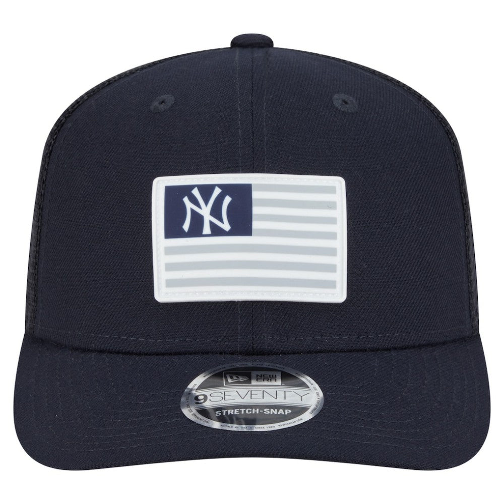New York Yankees Flag 9SEVENTY Stretch-Snap Hat - Navy | New Era