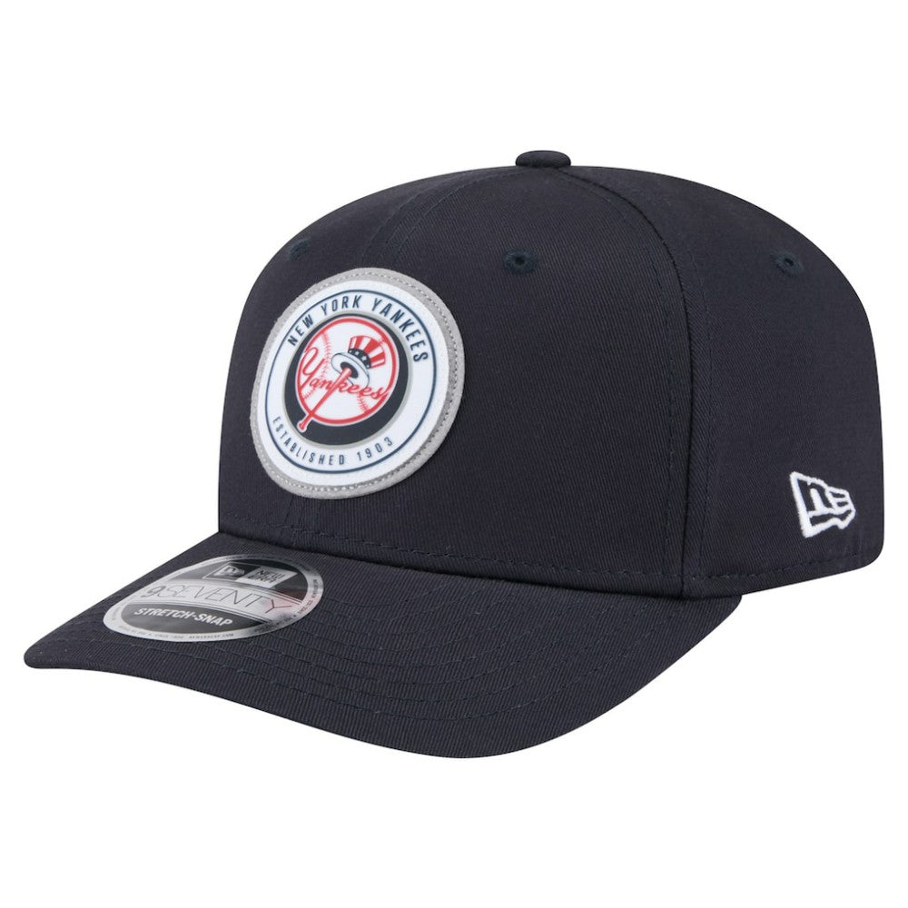 New York Yankees Circle Patch 9SEVENTY Stretch-Snap Hat - Navy | New Era