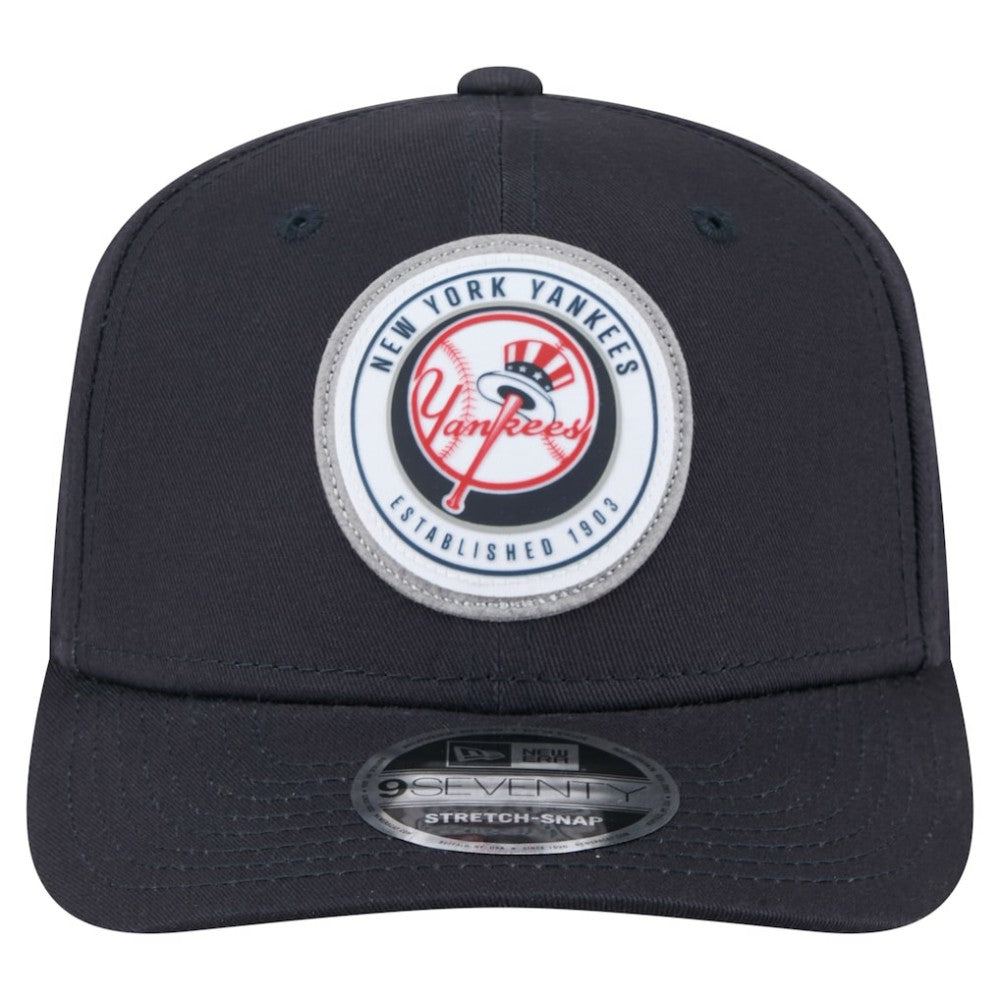 New York Yankees Circle Patch 9SEVENTY Stretch-Snap Hat - Navy | New Era
