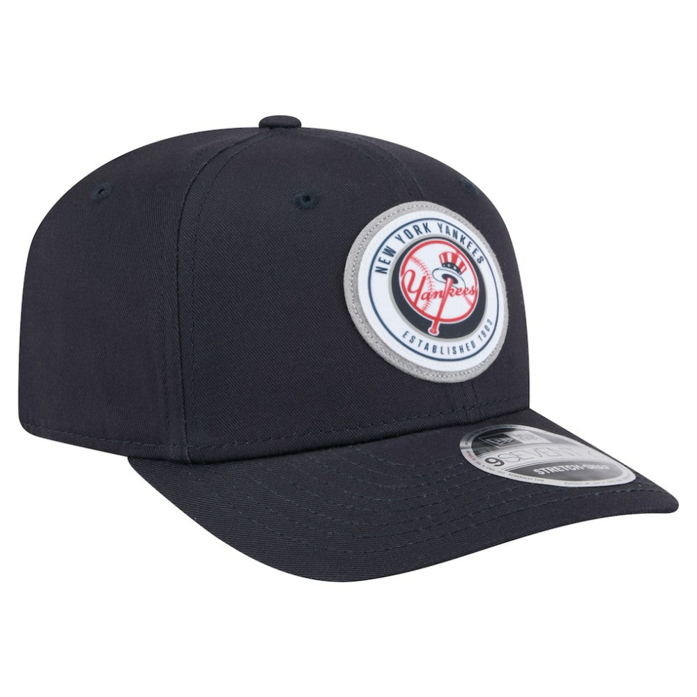 New York Yankees Circle Patch 9SEVENTY Stretch-Snap Hat - Navy | New Era