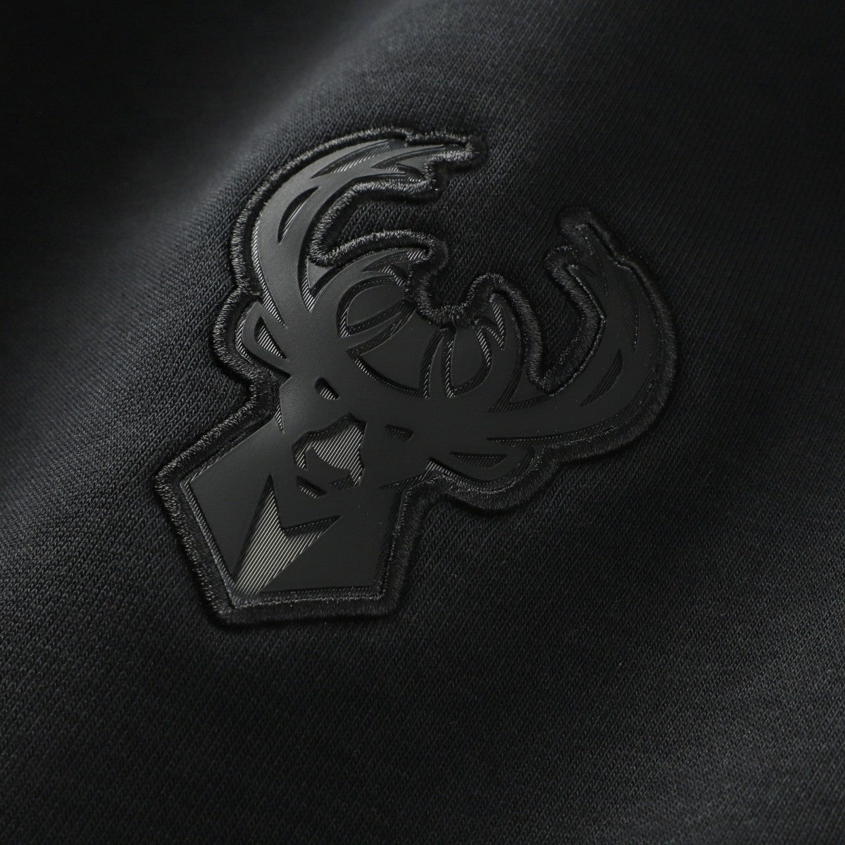 Milwaukee Bucks Authentic Standard Issue Travel Dri-FIT Sweatshirt - Black | Nike shop