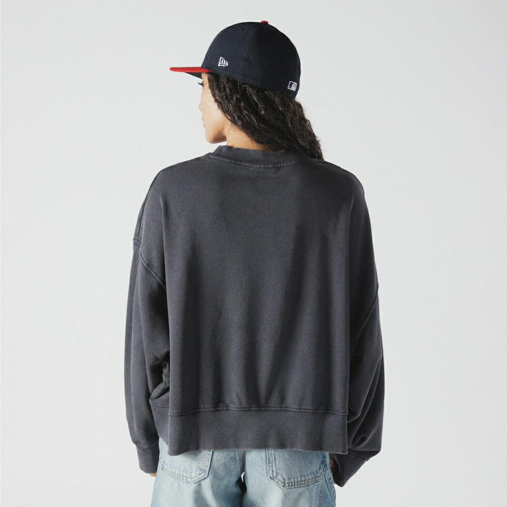 Atlanta Braves Women's Boxy Mineral Wash Dolmen Sleeve Cropped Sweatshirt - Navy | New Era
