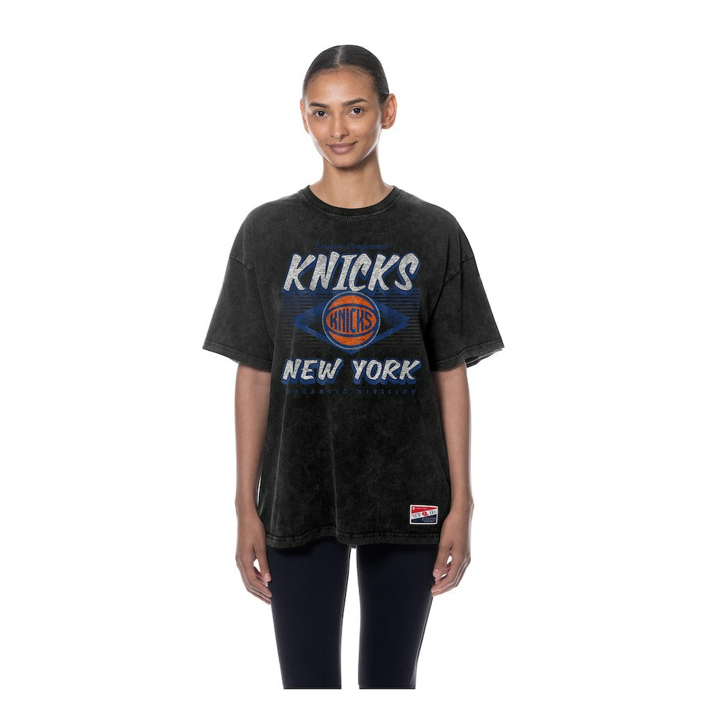 New York Knicks Women's Throwback Mineral Wash Oversized T-Shirt - Black | New Era on sale