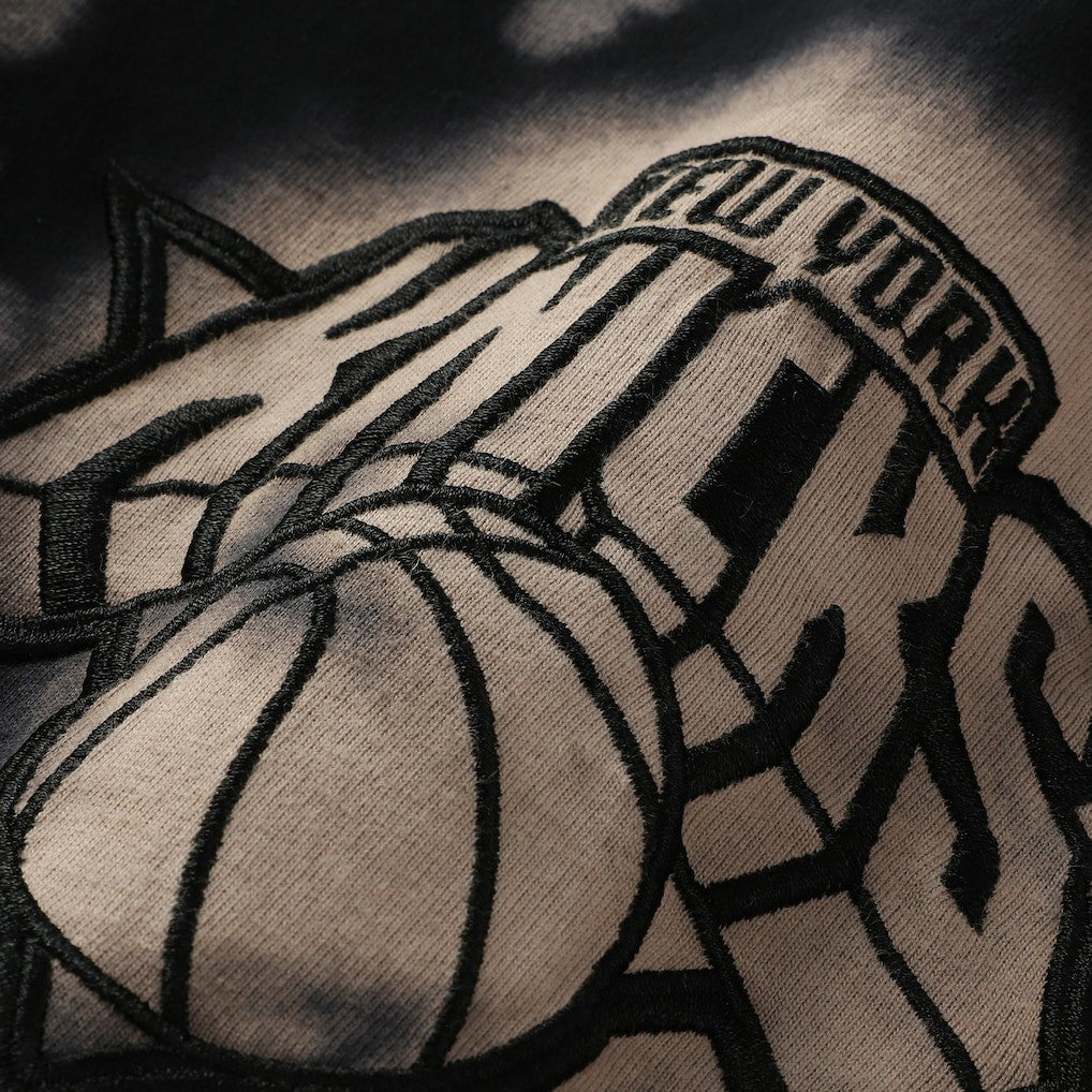New York Knicks Injection Bleached Out Raw Edge Oversized T-Shirt - Black | New Era online