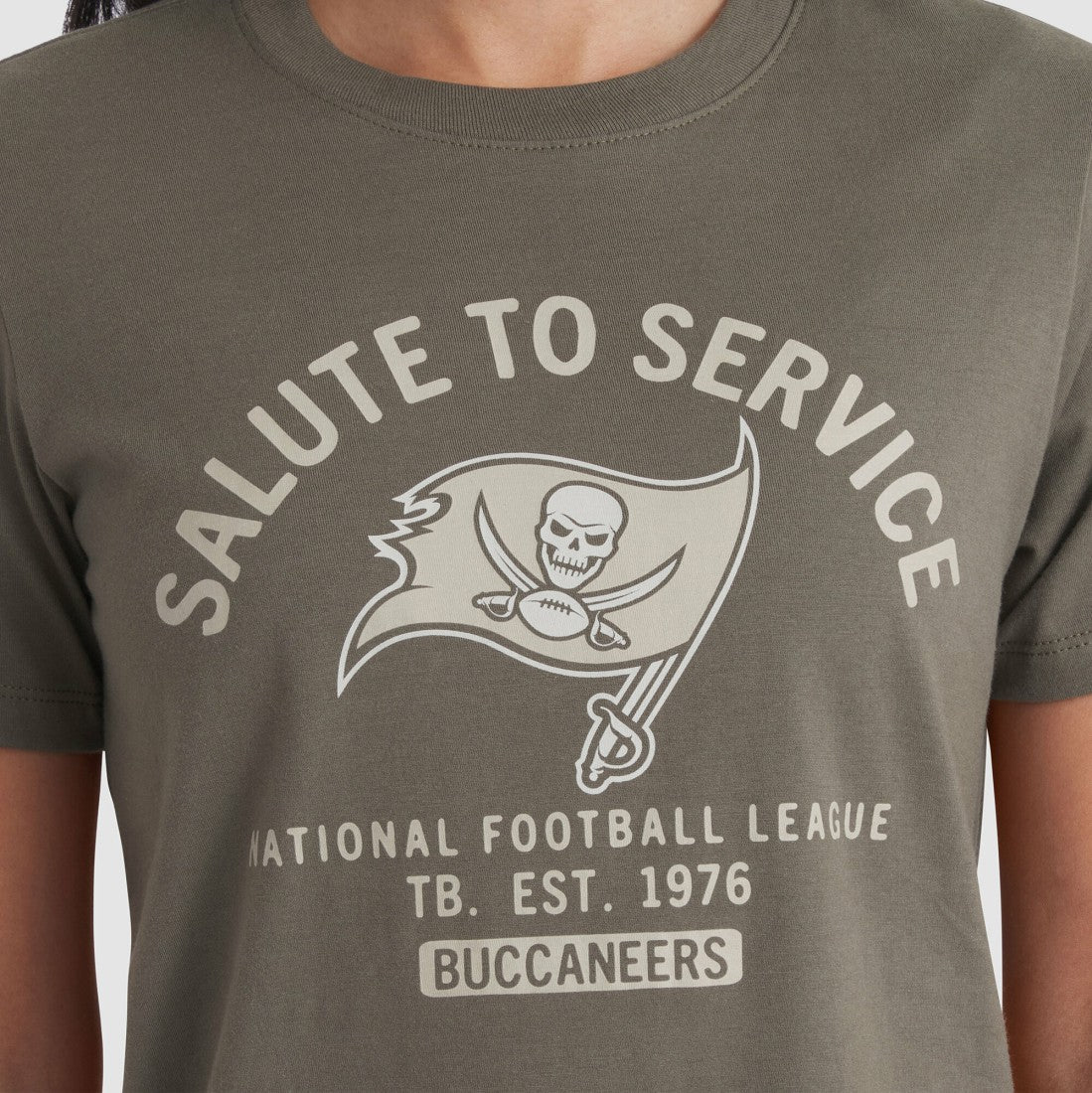 Tampa Bay Buccaneers Women's 2025 Salute to Service Sideline T-Shirt - Olive | Nike online