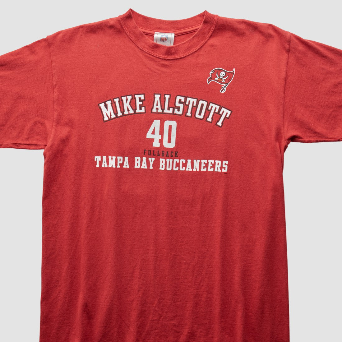 Tampa Bay Buccaneers NFL 2000s T-Shirt - Red Vintage online