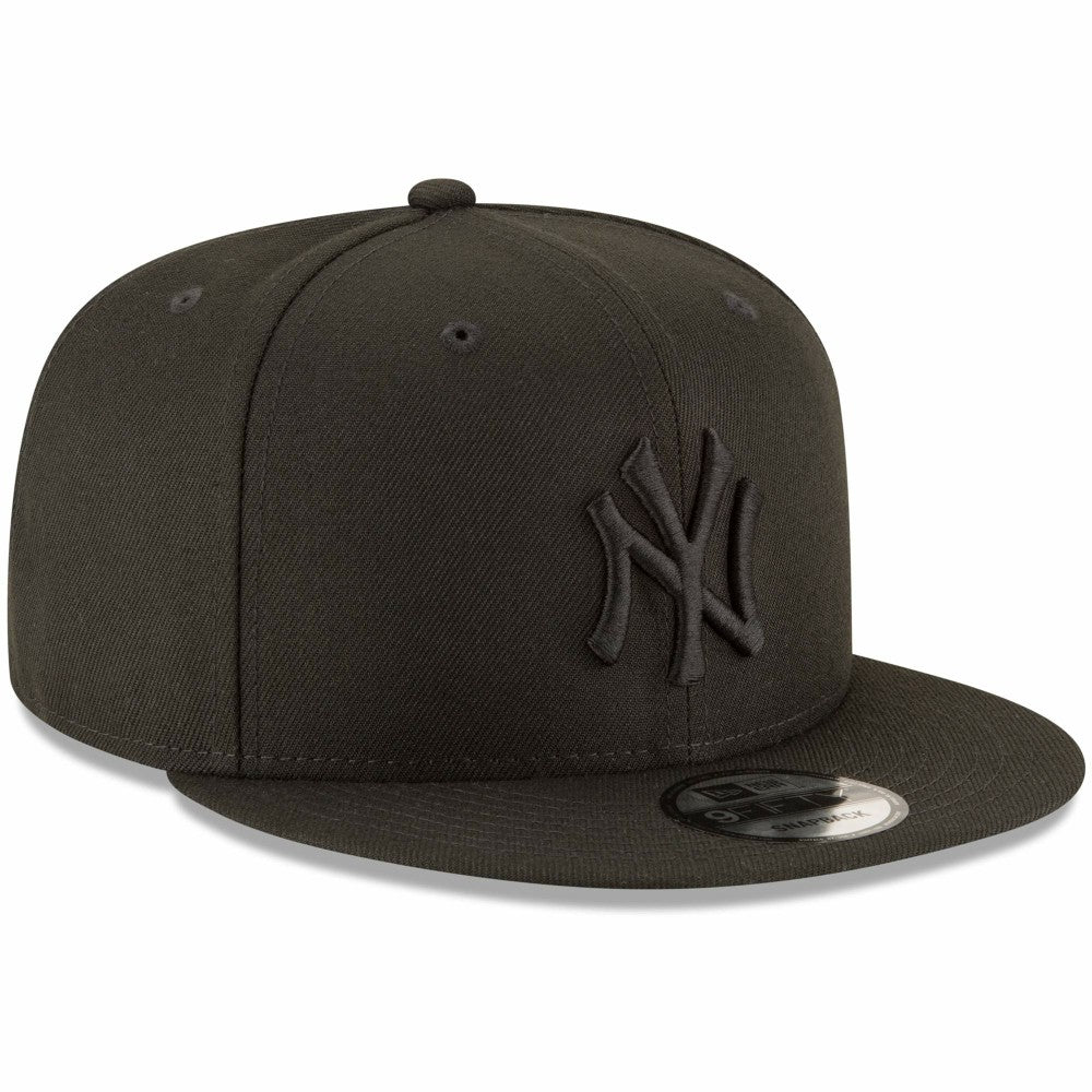 New York Yankees Black on Black 9FIFTY Team Snapback Adjustable Hat - Black | New Era